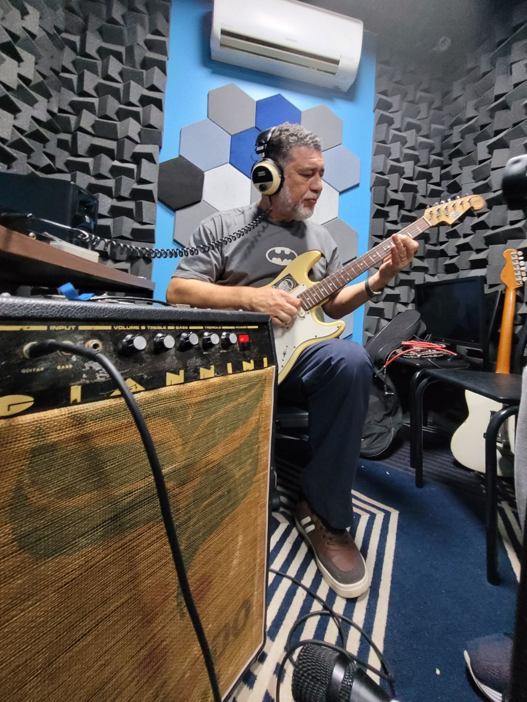Clóvis Ribeiro tocando guitarra elétrica no estúdio de gravação