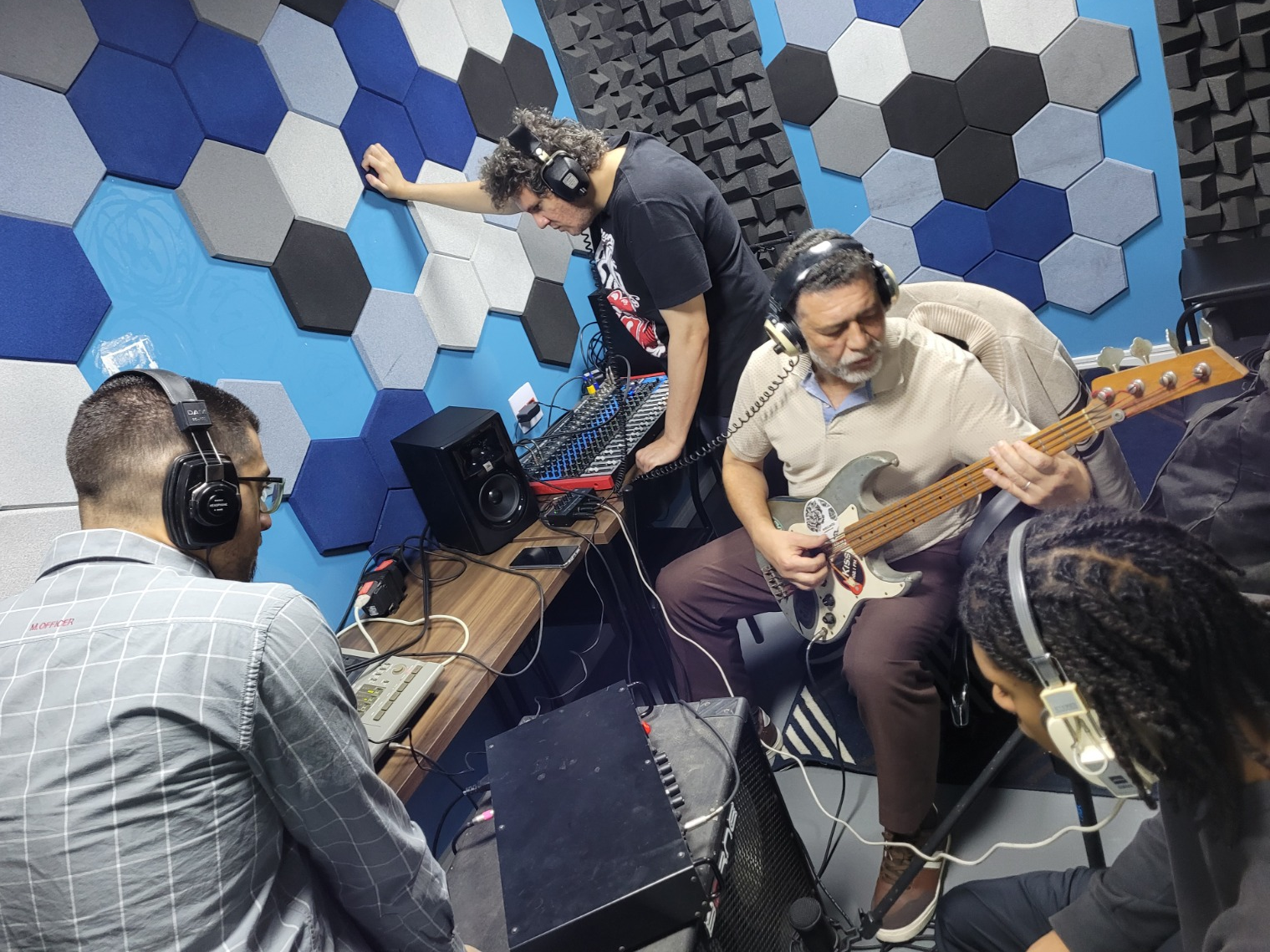 Clóvis Ribeiro tocando contrabaixo elétrico no estúdio
