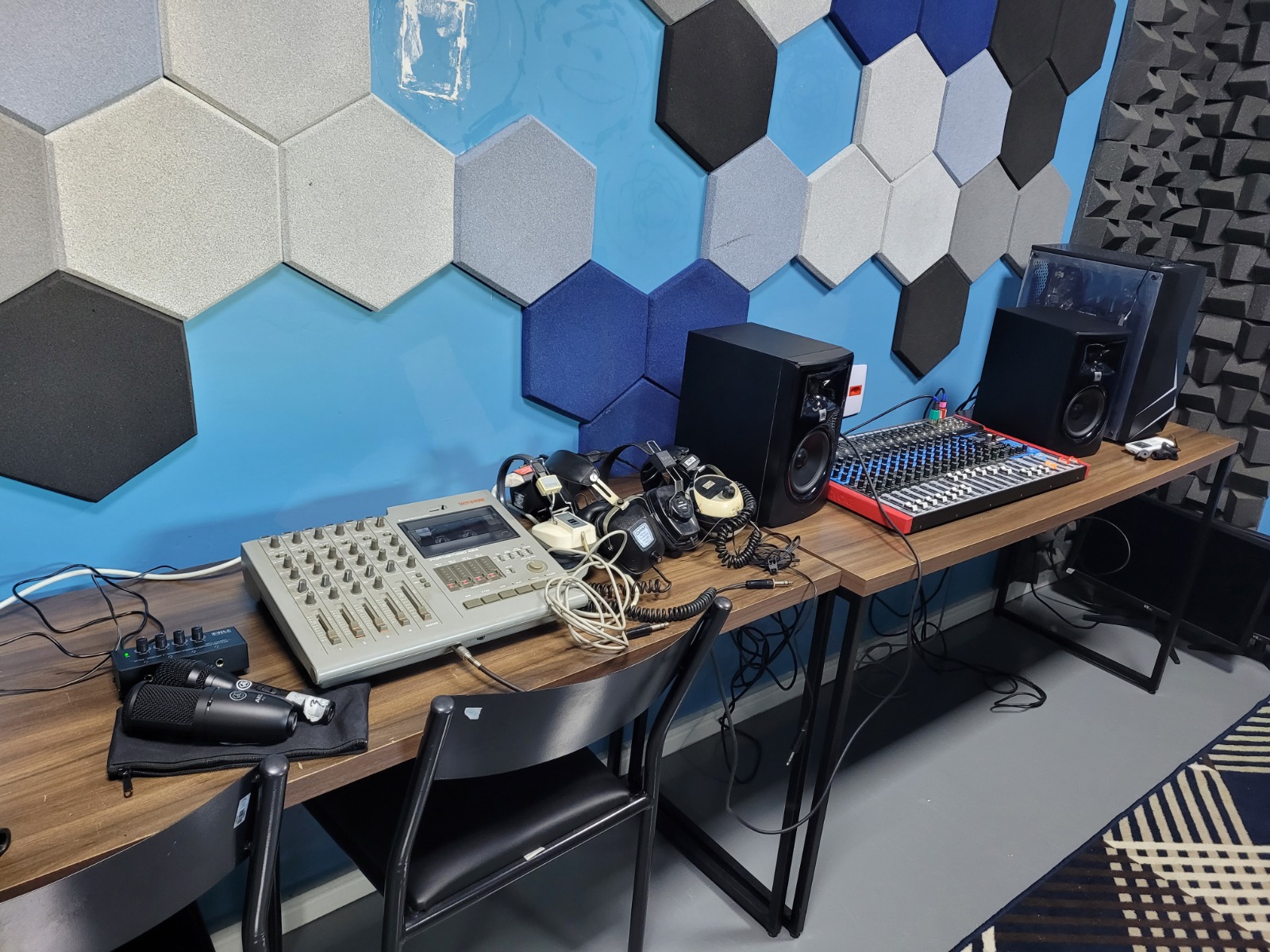 Mesa de som e equipamentos periféricos no estúdio da Rede Daora